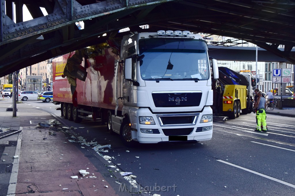 LKW blieb unter Bruecke haengen Koeln Deutz Opladenerstr Deutz Muelheimerstr P087.JPG - Miklos Laubert